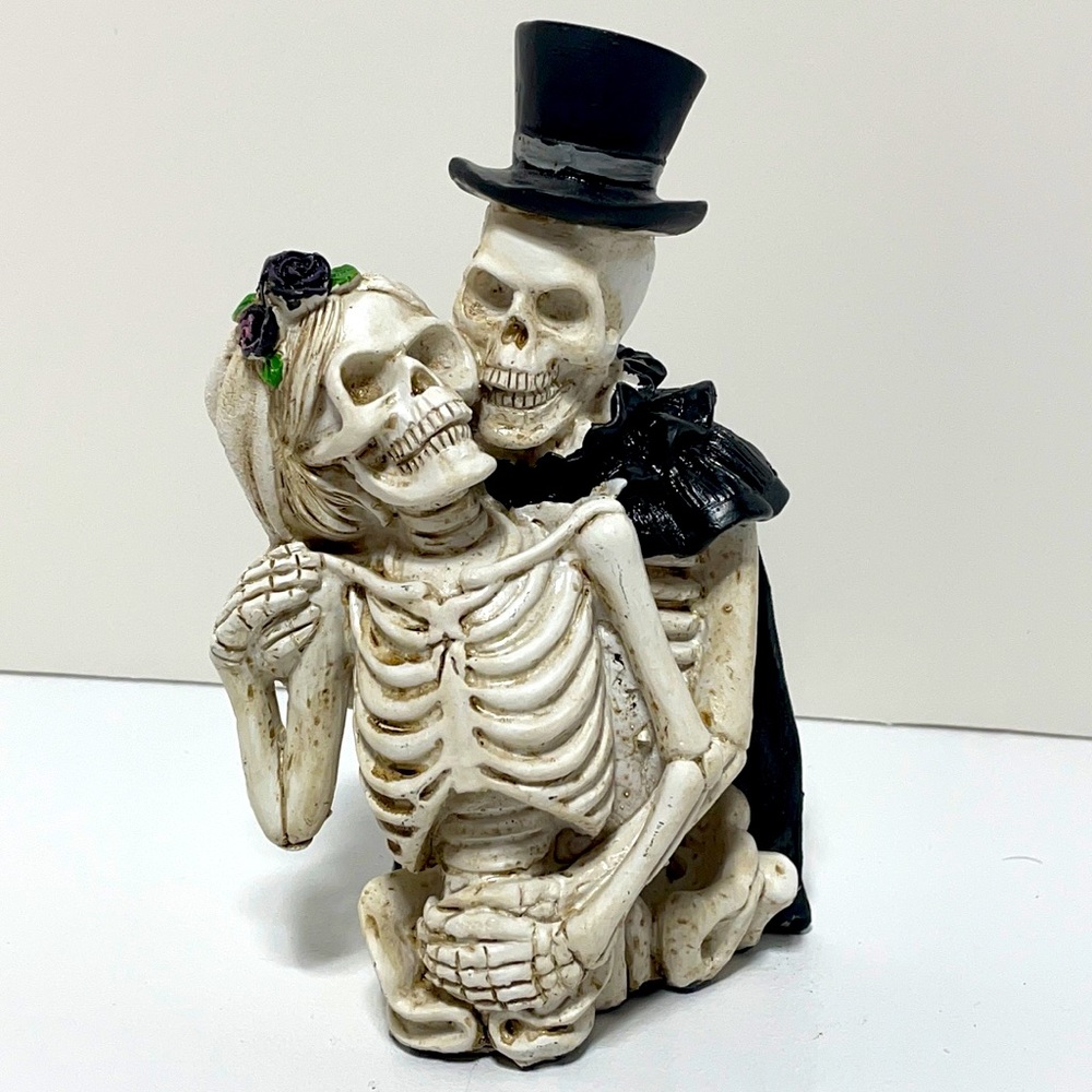 Unique Halloween Skeleton Married Couple Statue!